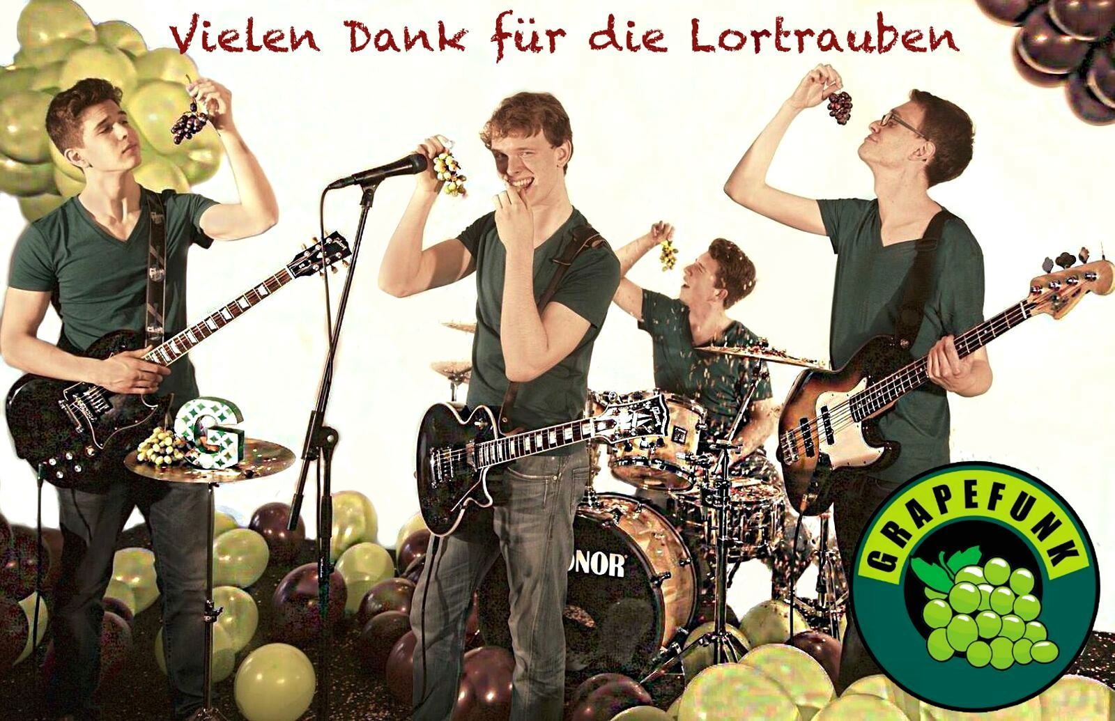 Eine vierköpfife Band vor weißem Hintergrund, sie halten sich Weintrauben vor den Mund.
