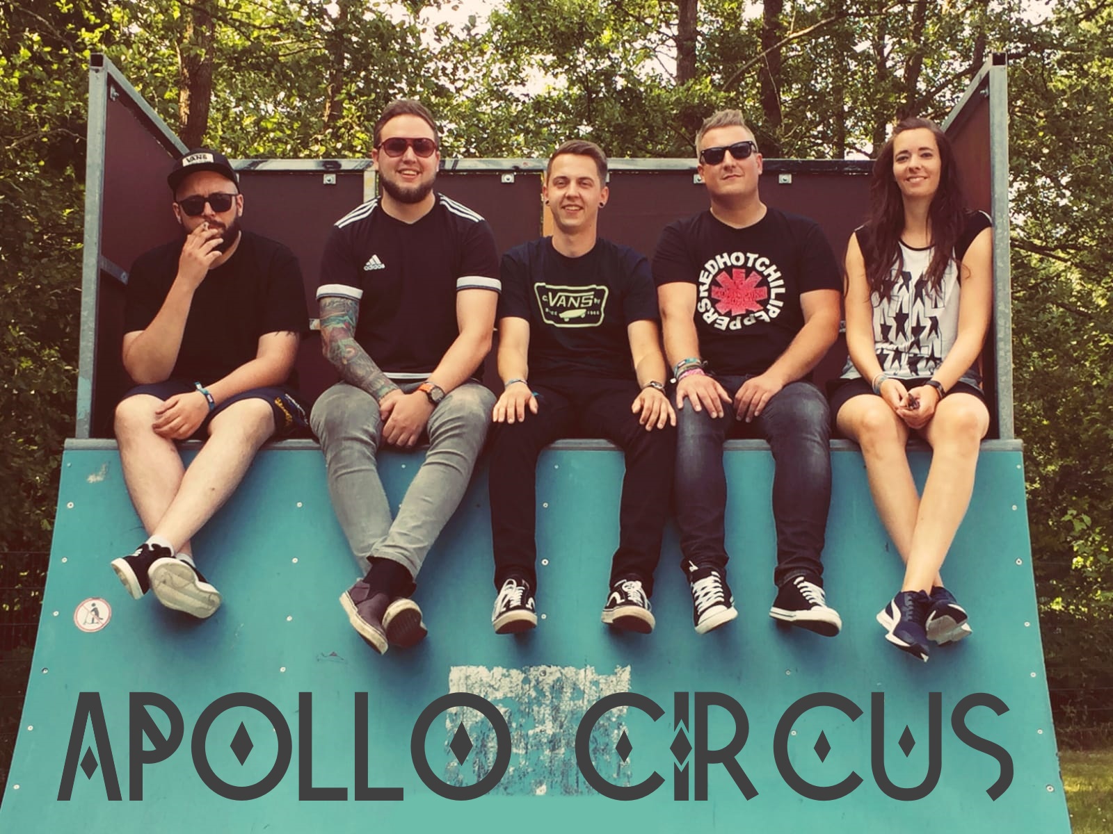 5 Personen sitzen auf einer Skaterampe, zu ihren Füßen der Schriftzug "Apollo Circus".