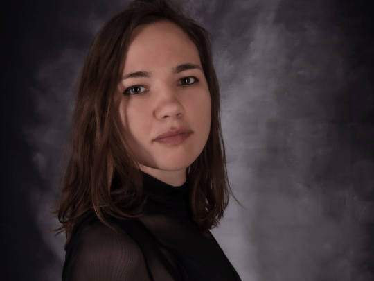 Person vor grauem Hintergrund